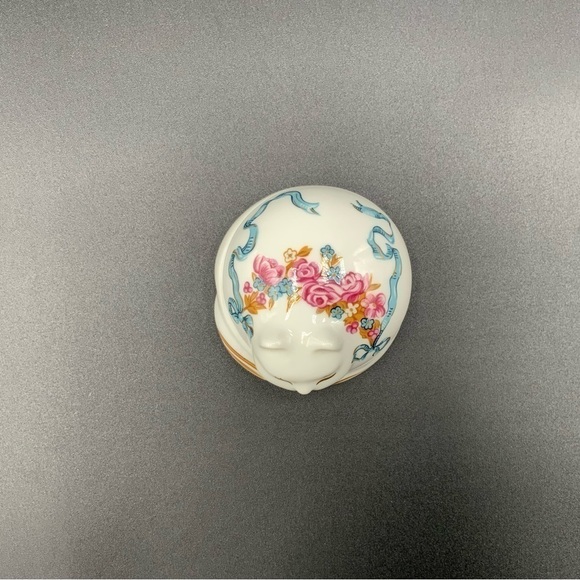 Vtg Round Porcelain Cat  Lidded Trinket Box  Made In Japan For Elizabeth Arden - Picture 3 of 9